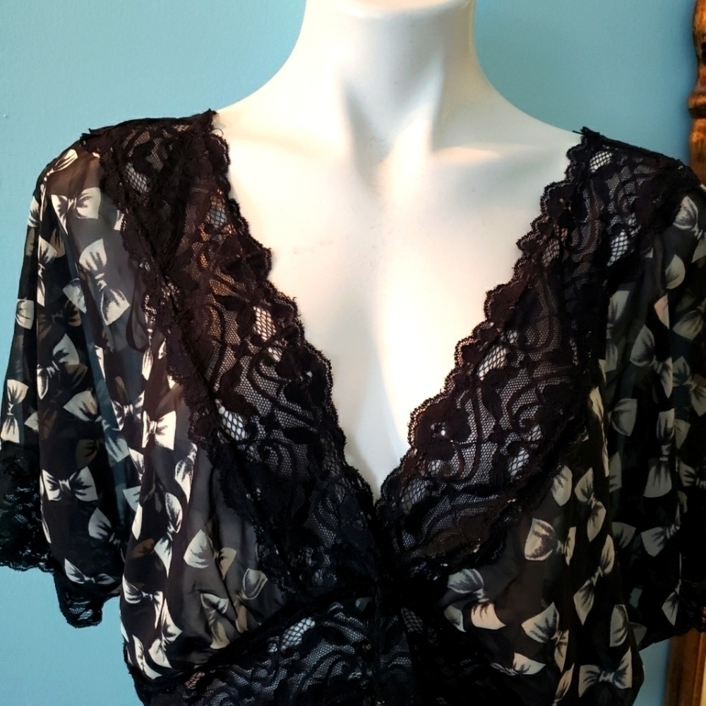 BLACK AND WHITE KAFTAN TOP WITH LACE DETAIL - Picture 4 of 7
